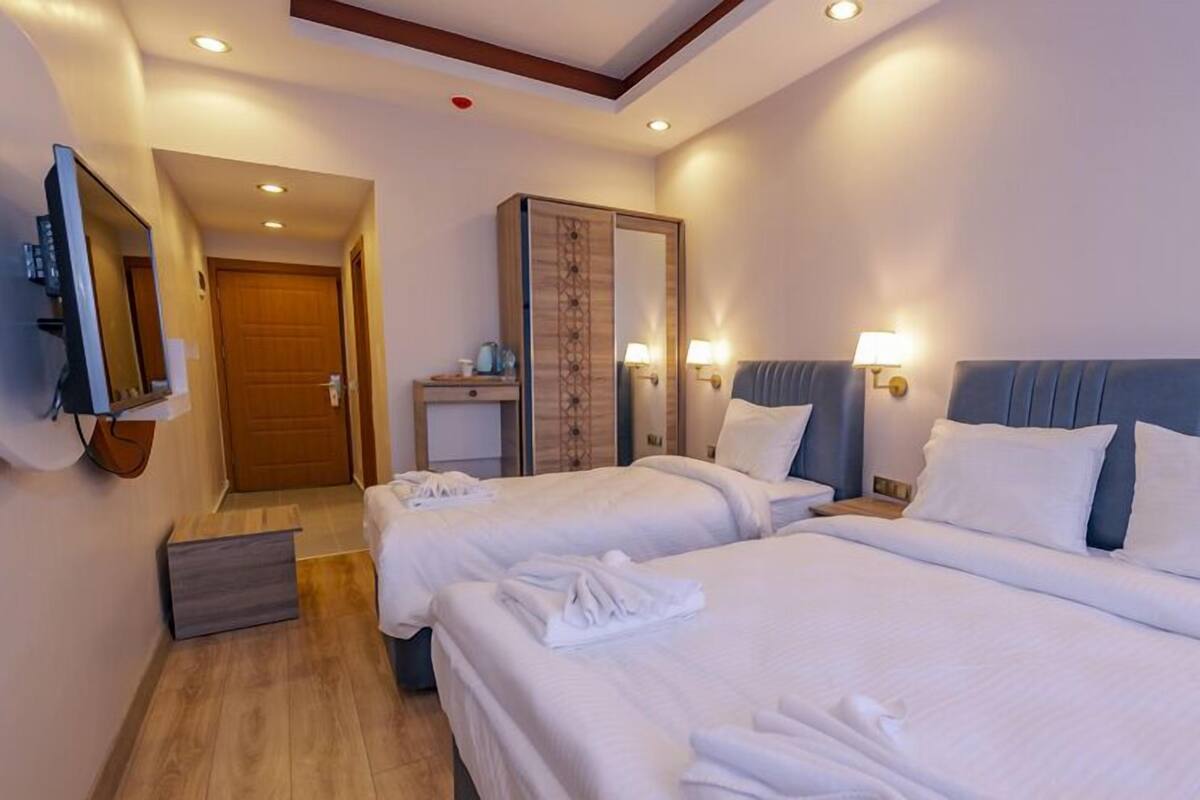 Quarto triplo | Cofres nos quartos, cortinas blackout, quartos à prova de som