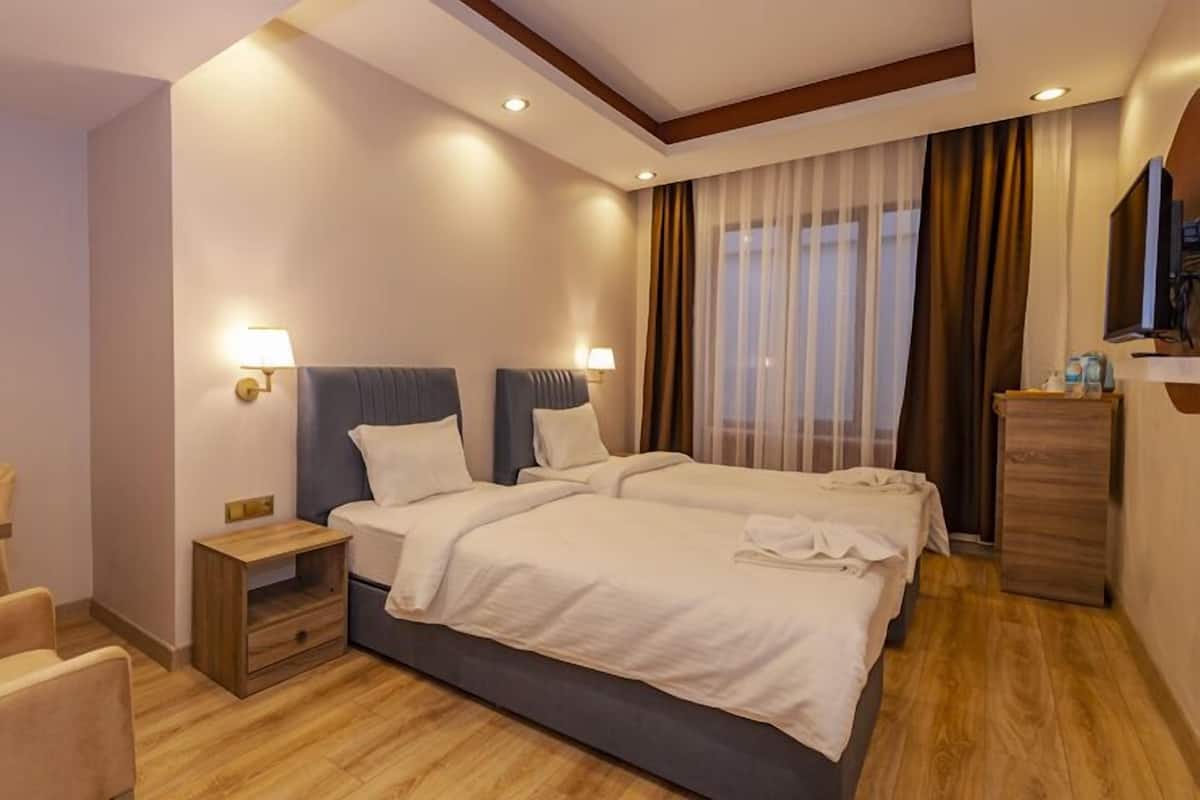 Quarto duplo | Cofres nos quartos, cortinas blackout, quartos à prova de som