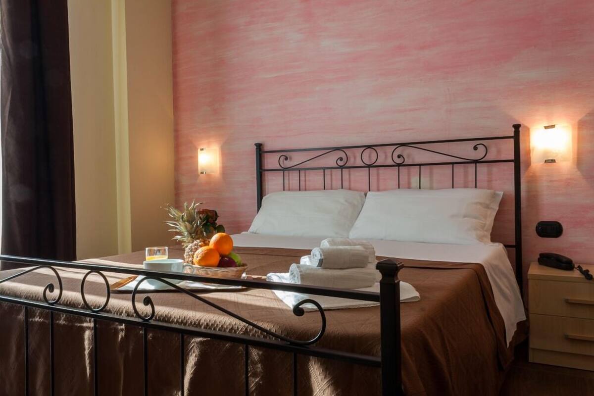 Double Room | Individually furnished, desk, blackout curtains, free WiFi