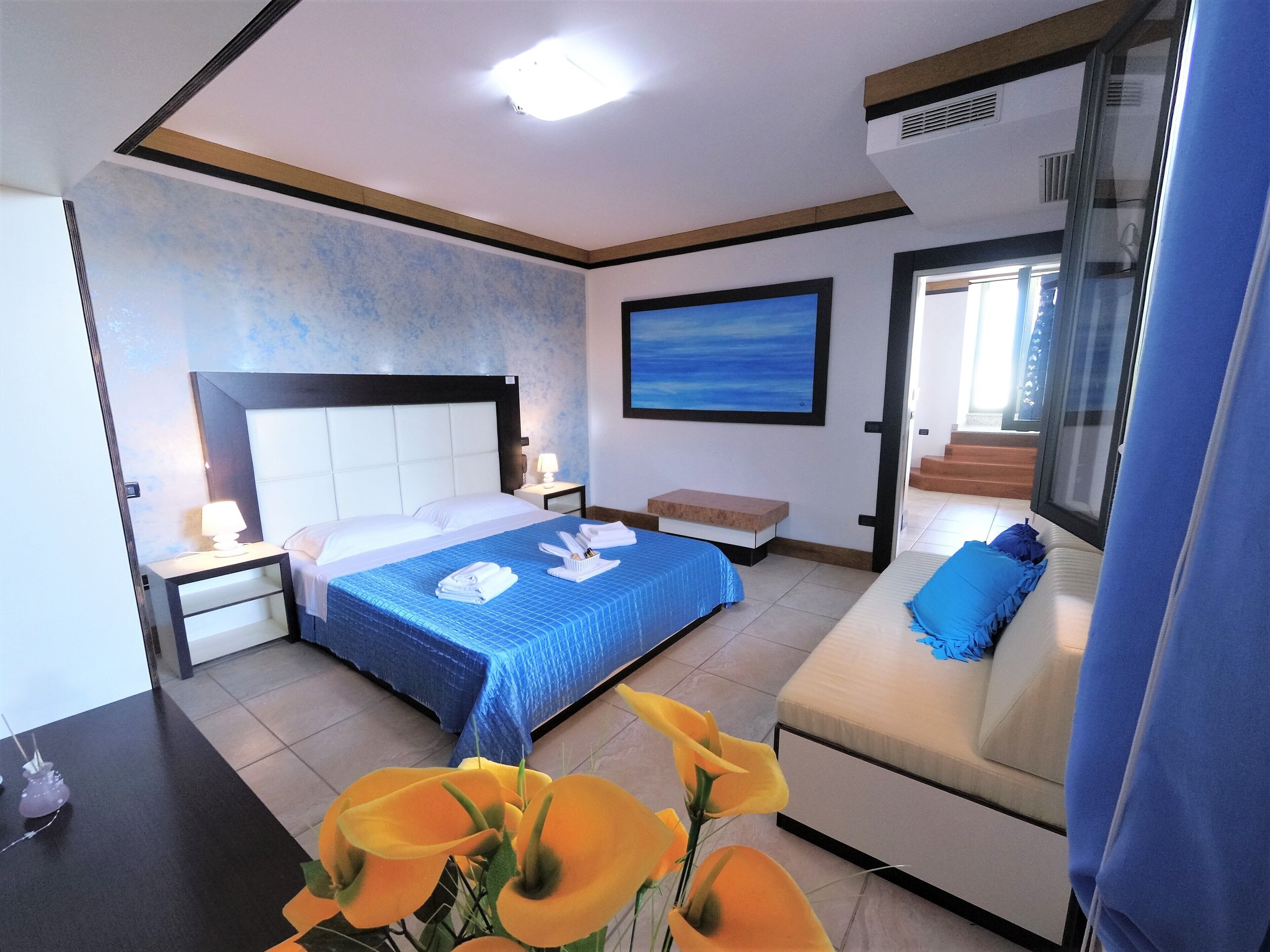 Suite Panoramique, vue mer, vue mer | Minibar, bureau, espace de travail pour ordinateur portable