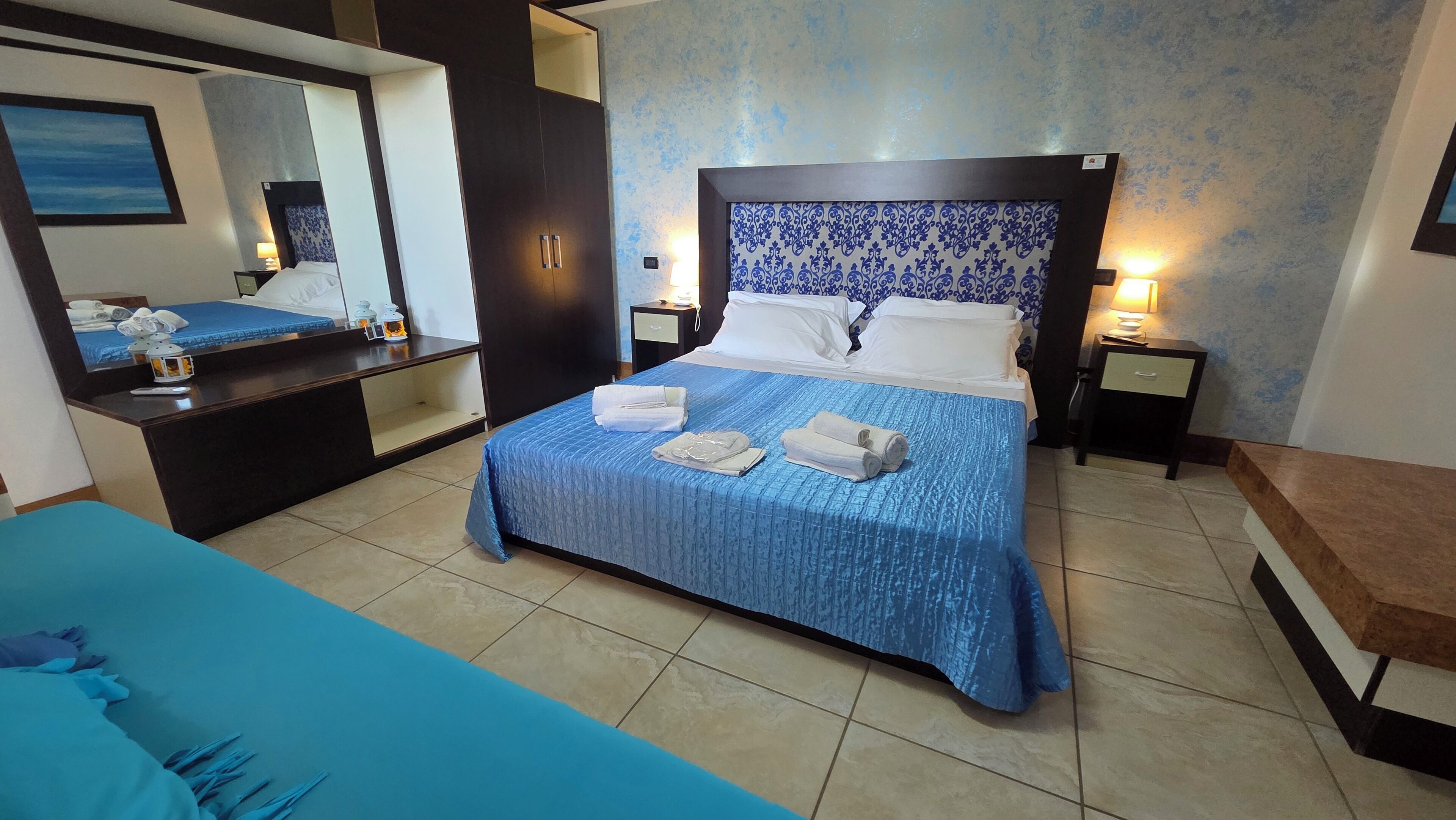 Suite panoramique, vue sur la mer, face à la mer | Minibar, bureau, espace de travail pour ordinateurs portables