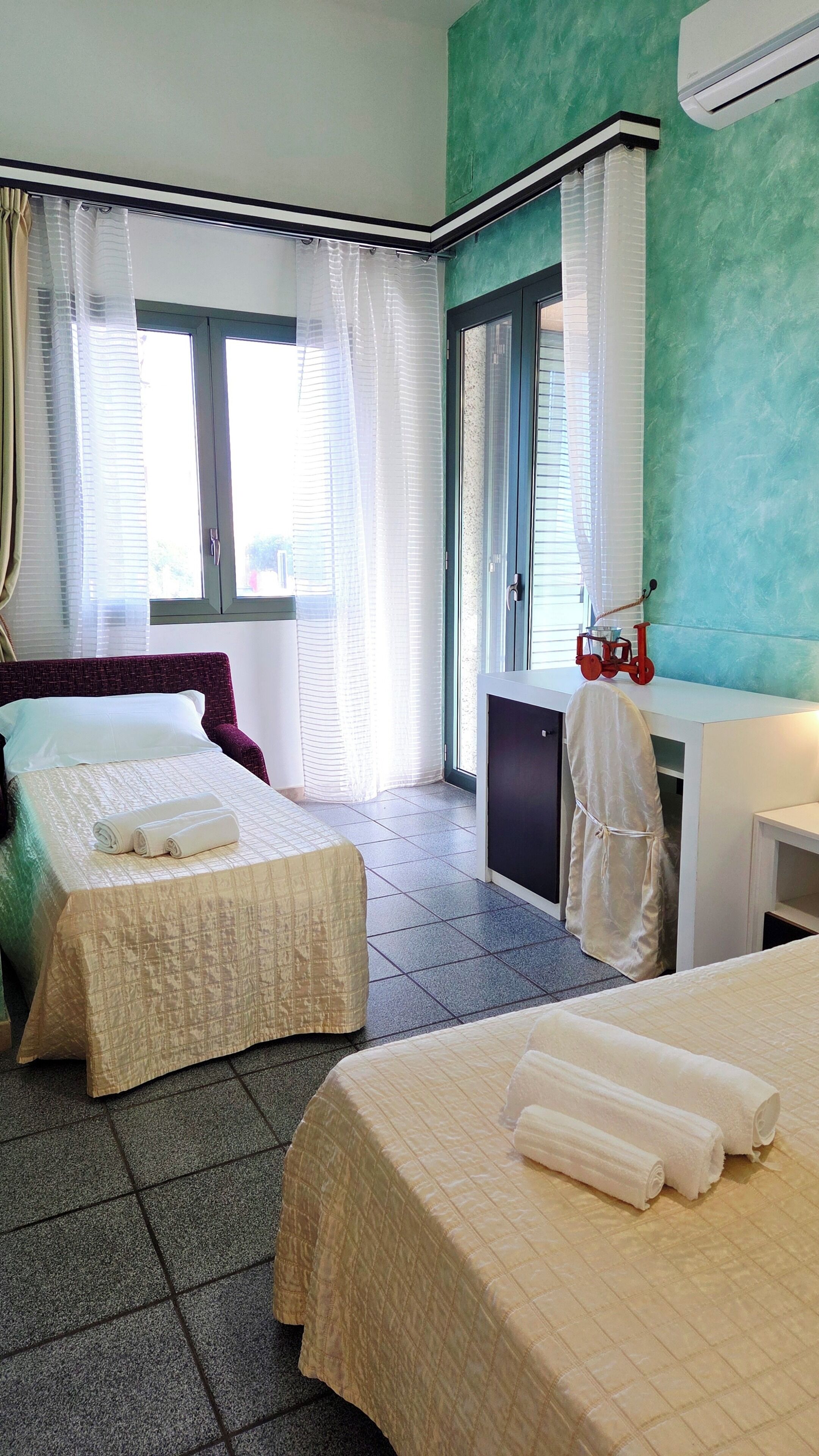 Quadrupla Standard, vista mare | Minibar, una scrivania, postazione laptop, insonorizzazione