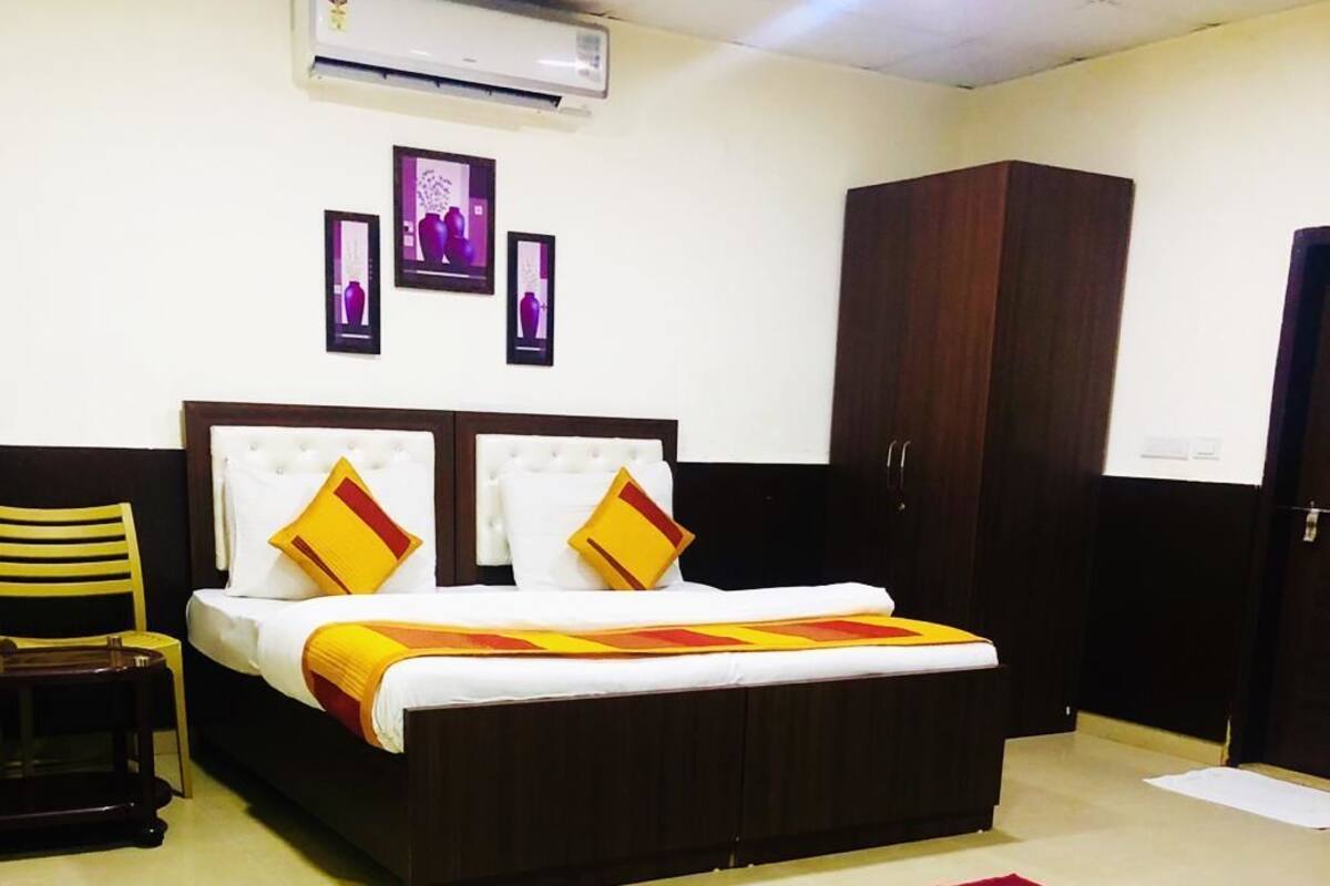 Desk, iron/ironing board, rollaway beds, free WiFi