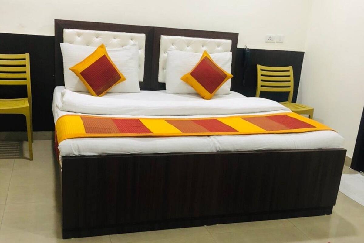 Desk, iron/ironing board, rollaway beds, free WiFi