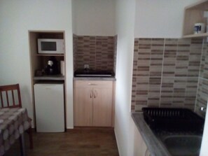 Deluxe Apartment, 1 Bedroom | Private kitchen