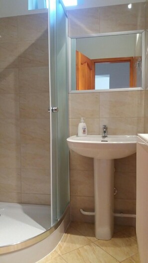 Deluxe Apartment, 1 Bedroom | Bathroom | Shower, hair dryer, towels, shampoo - Potyka Apartman (Tiszafured)