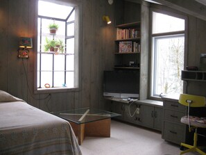 3 bedrooms, desk, iron/ironing board, travel cot