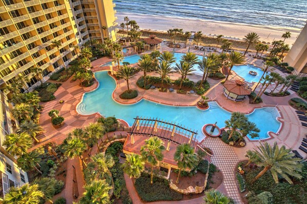 Alberca techada y alberca al aire libre