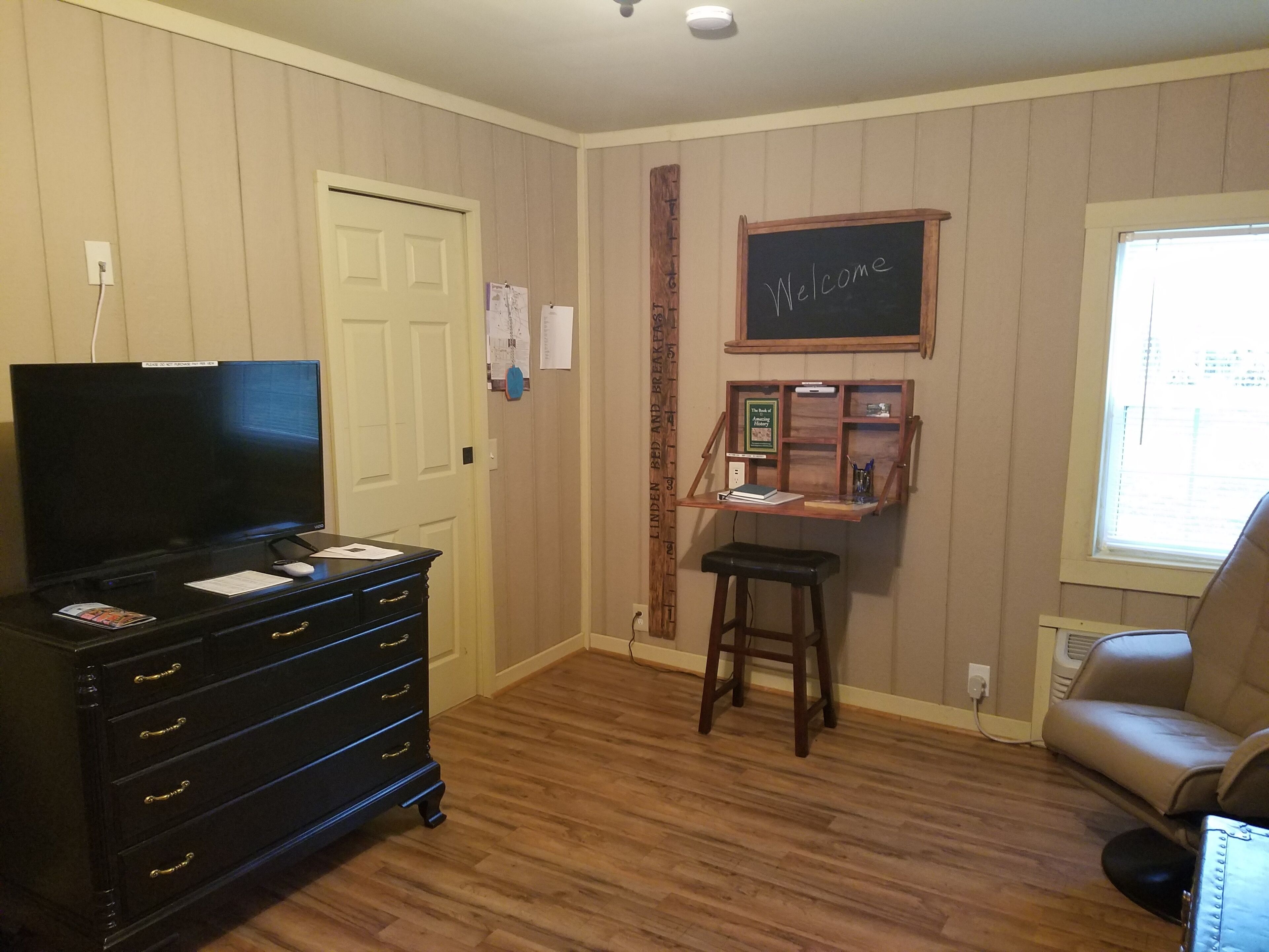 Linden Place is a new gated Cabin located in the middle of Bluegrass Horse Farms