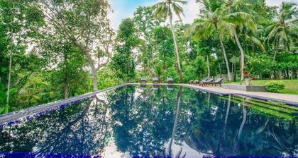 Villa Godahena, Beautiful Lakeside Villa with Private Gardens, Pool and Monkeys!