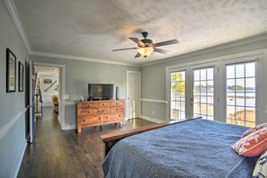 4 bedrooms, iron/ironing board, travel cot, Internet - Carolina Lakes Family Home w/ Pool, Kayaks & Dock! (Sanford)