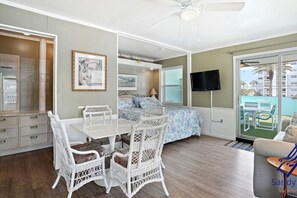 Een bureau, een strijkplank/strijkijzer, wifi, beddengoed