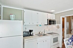Réfrigérateur, micro-ondes, plaque de cuisson, cafetière/bouilloire