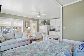 Skrivebord, strygejern/strygebræt, Wi-Fi, sengetøj