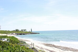 On the beach - Beachfront paradise: Spectacular views, huge deck, central location, backup gen! (Hopetown, Elbow Cay)
