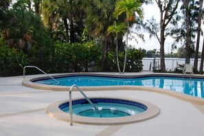 Alberca al aire libre y alberca climatizada