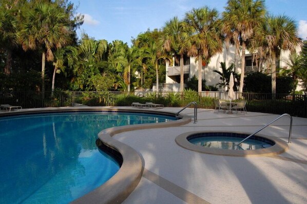 Alberca al aire libre y alberca climatizada