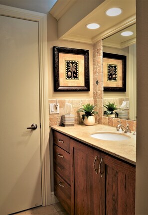 Regadera, secadora de cabello, toallas, jabón