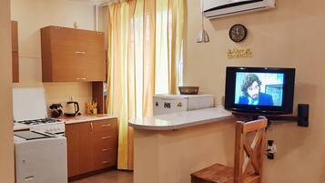 Kühlschrank, Ofen, Wasserkocher mit Kaffee-/Teezubehör, Wasserkocher