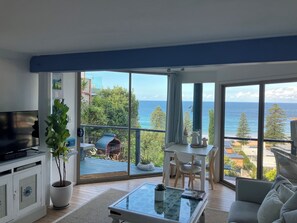 TV, DVD player - Blue Seas Villa, Sth Avoca Magnificent Beach & Ocean Views  (AVOCA BEACH)