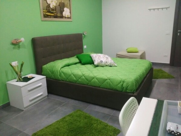 Family Suite, Multiple Beds, Non Smoking | Minibar, desk, soundproofing, free WiFi - B&B La Grotta (Nicolosi)