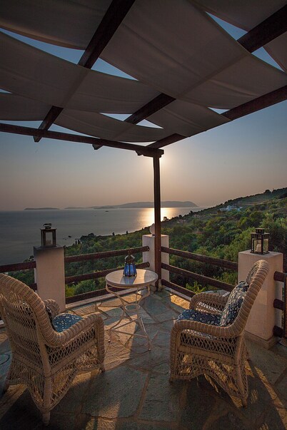 Villa Kalyves Armenopetra - Beautiful  Pool - Amazing Sea Views -Walk to Beaches