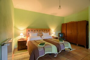5 bedrooms, iron/ironing board, free WiFi, bed sheets