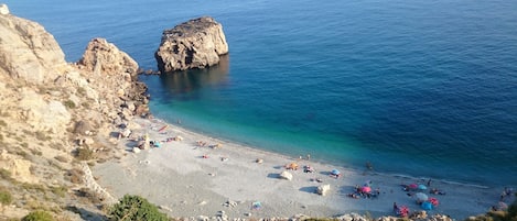 Una spiaggia nelle vicinanze, lettini da mare