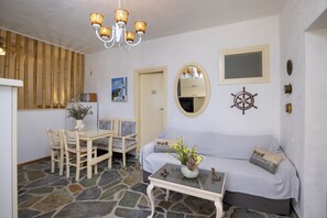 Familieleilighet, sjøutsikt | Oppholdsområde | En 32-tommers smart-TV med digitale kanaler samt PC