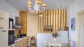 Apartemen Keluarga, pemandangan laut | Area keluarga | Smart TV 32-inci dengan saluran TV digital dan komputer