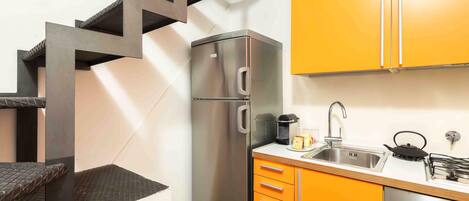 Frigorifero, microonde, forno, piano cottura