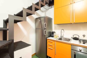 Een koelkast, een magnetron, een oven, een kookplaat