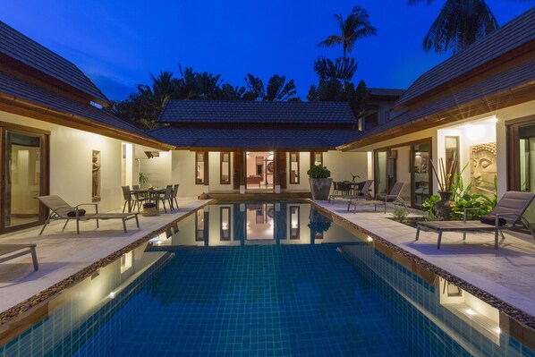Pool - Baan Batur Is A Beautifully Designed Balinese Style Villa With Pool And Jacuzzi (Ko Samui)