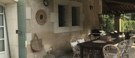 تناول الطعام بالخارج