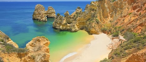 Una spiaggia nelle vicinanze