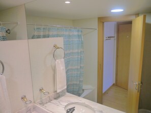 Duschwanne, Haartrockner, Bidet, Handtücher