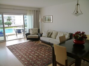 TV, books - Lovely Apartment on a complex with pool, Wifi, air con plus UK TV available (Lagos)