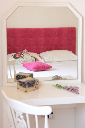 2 bedrooms, desk, iron/ironing board, travel cot