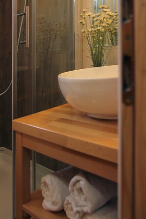 Dusche, Haartrockner, Handtücher, Seife