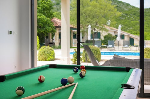 Villa Silentio with heated pool, jacuzzi & sauna