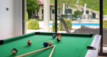 Villa Silentio with heated pool, jacuzzi & sauna