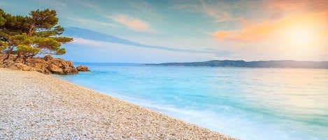 Chaises longues, serviettes de plage