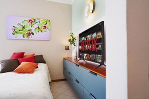 1 habitación, caja de seguridad en la habitación y escritorio 