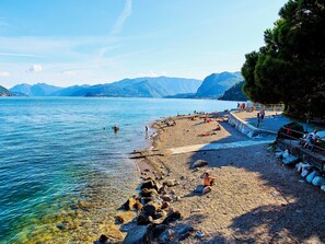 On the beach, sun loungers - Le Quattro Stagioni Lakeview-beach-charging point electric cars-remote working (Acquaseria)