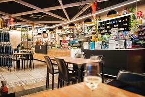 Dining - Le Quattro Stagioni Lakeview-beach-charging point electric cars-remote working (Acquaseria)