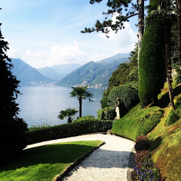 Property grounds - Le Quattro Stagioni Lakeview-beach-charging point electric cars-remote working (Acquaseria)