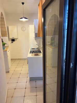 Frigorifero, microonde, forno, piano cottura