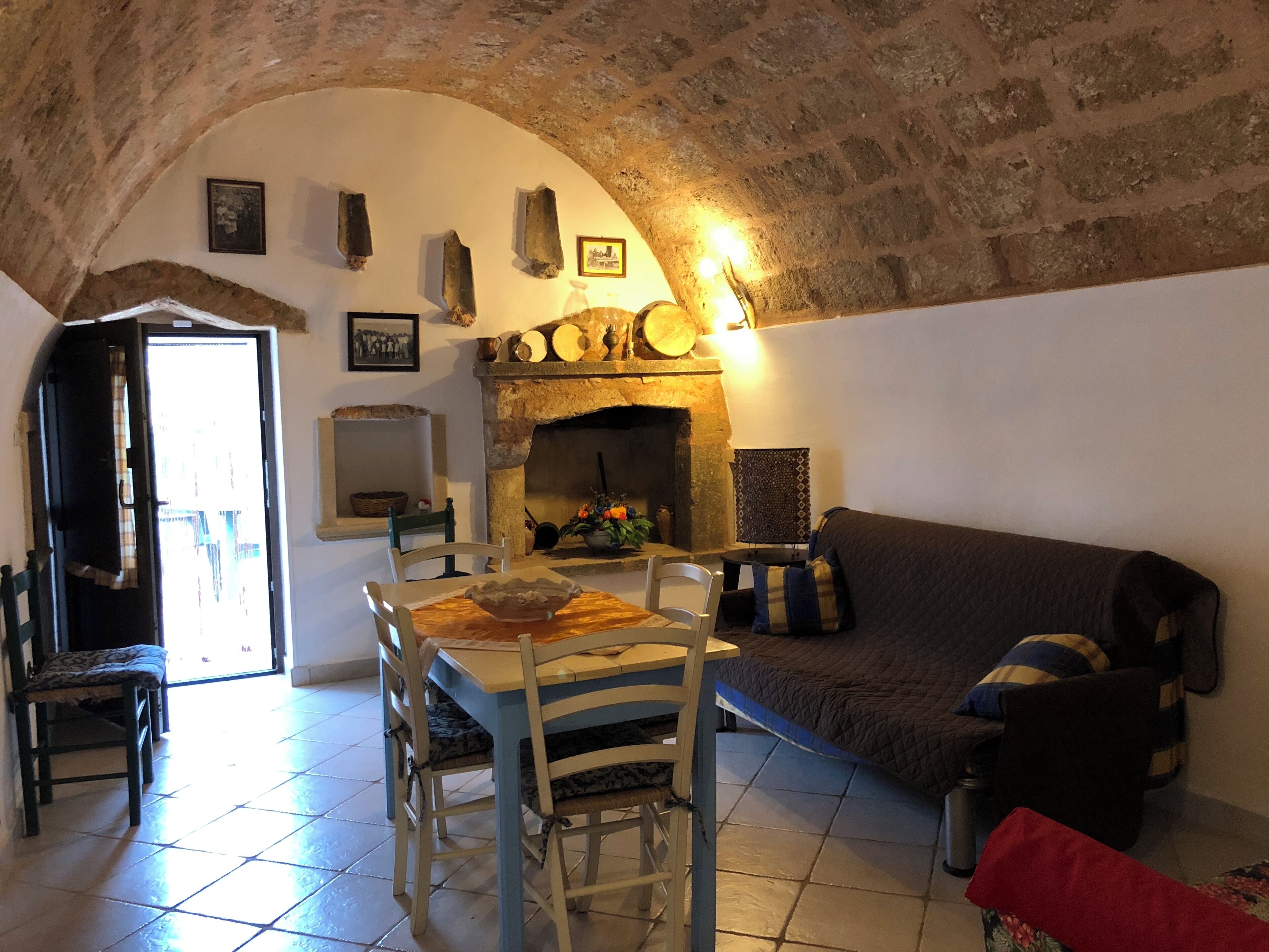 Een televisie en een open haard