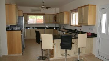 冰箱、微波炉、烤箱、炉灶