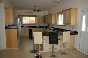 Kylskåp, mikrovågsugn, ugn och spishäll